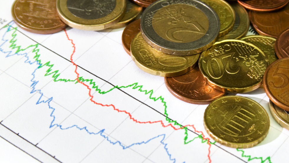 Αμετάβλητα τα επιτόκια της ΕΚΤ - Προβλέπει χαμηλότερη ανάπτυξη και υψηλότερο πληθωρισμό το 2026